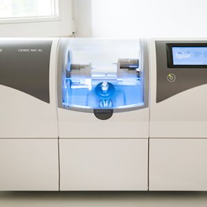 Fertigen der Krone mit der Schleifeinheit CEREC MC XL